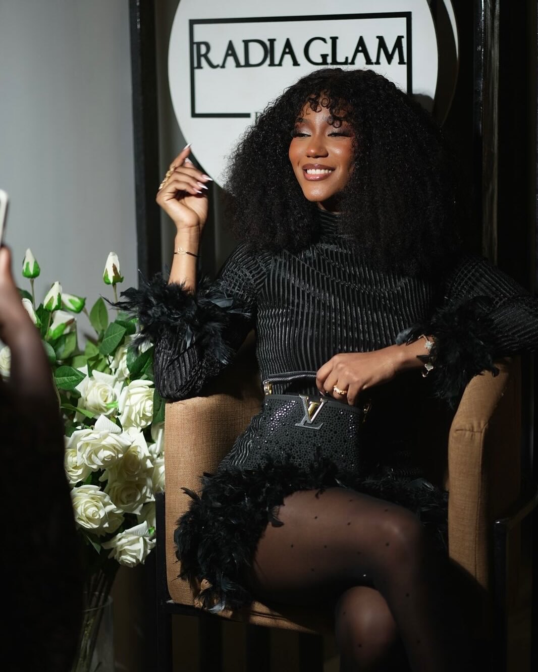 Amy Lucia Diop, pose assise